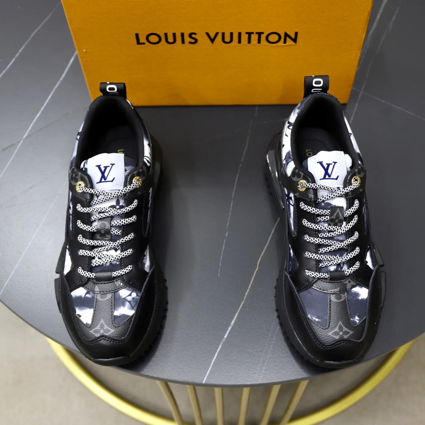 Ex-factory price: 462💰🙅‍♂️🙅‍♂️🙅‍♂️ Brand: LV Louis Vuitton Standard code: 38-44 (45 customized) Grade: Same as the official website Material: Original material splicing Comfortable and breathable lining Lightweight and wear-resistant sports outsole Style category: Men's fashionable casual shoes Running sneakers Distinguished luxury brand elements Top luxury Color: actual picture color